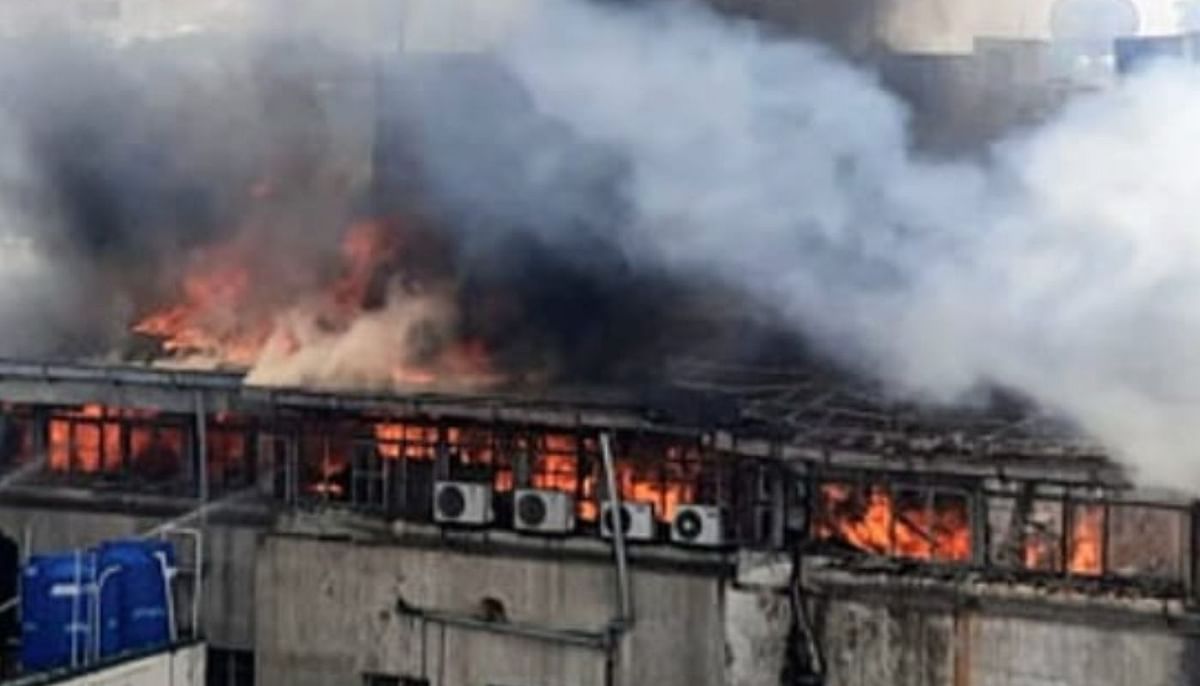 PHOTO: Fierce fire in the canteen on the roof of the building near Raj Bhavan in Bengal, Governor-CM arrived