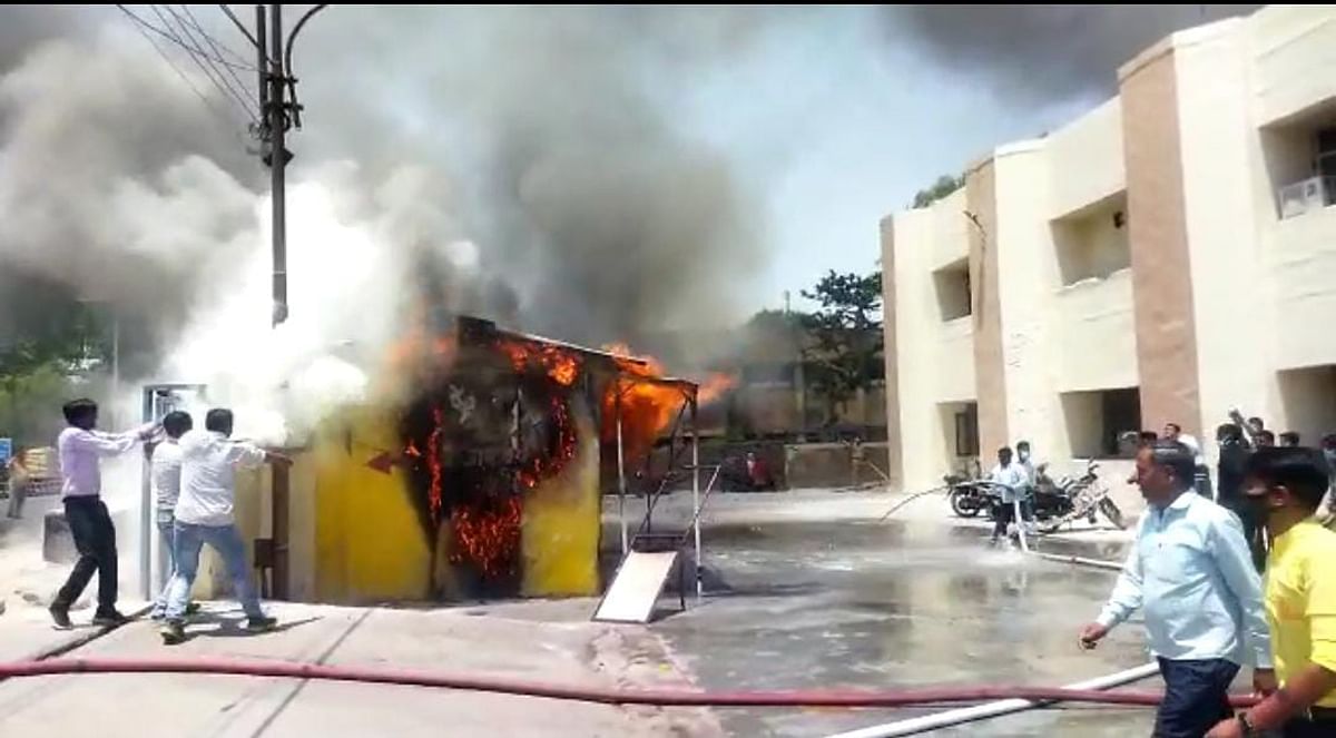 Agra: Fierce fire broke out in the medical store of SN Emergency, medicines worth lakhs burnt to ashes