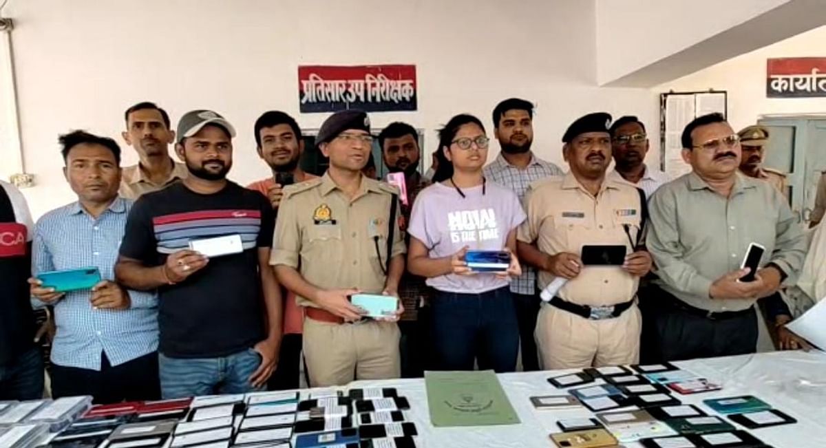 Agra: GRP returned lost and stolen mobiles worth 40 lakhs to people, faces blossomed after receiving surprise gifts, said this..