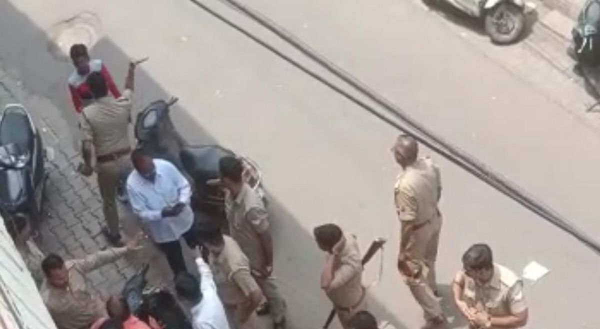 Agra: Policemen beat up BJP officials and workers, video went viral