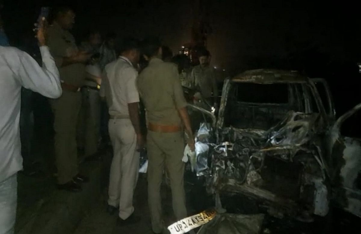 Aligarh: Fierce fire broke out in a moving car, mother and daughter saved their lives by jumping, driver burnt to death