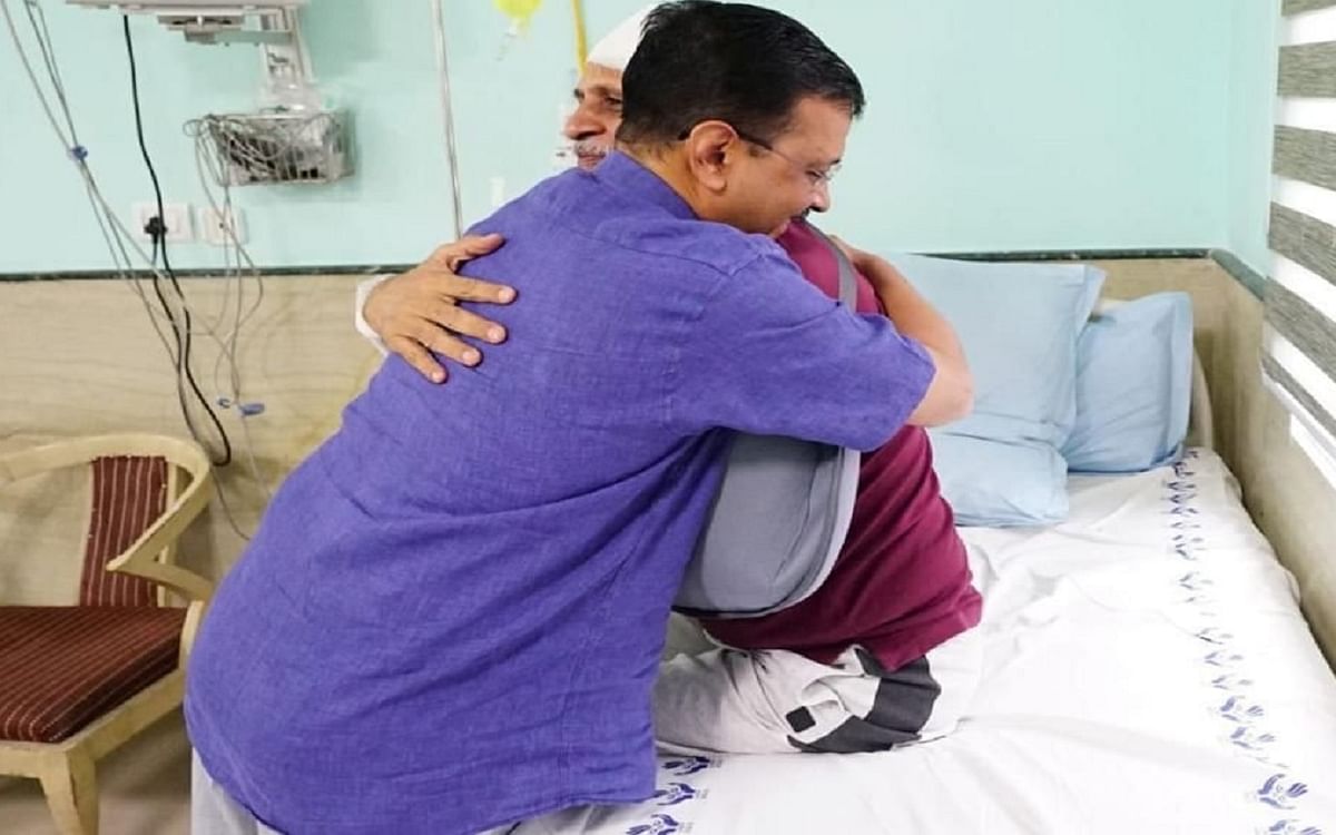 Arvind Kejriwal hugs Satyendar Jain in the hospital, this is the condition of the former health minister