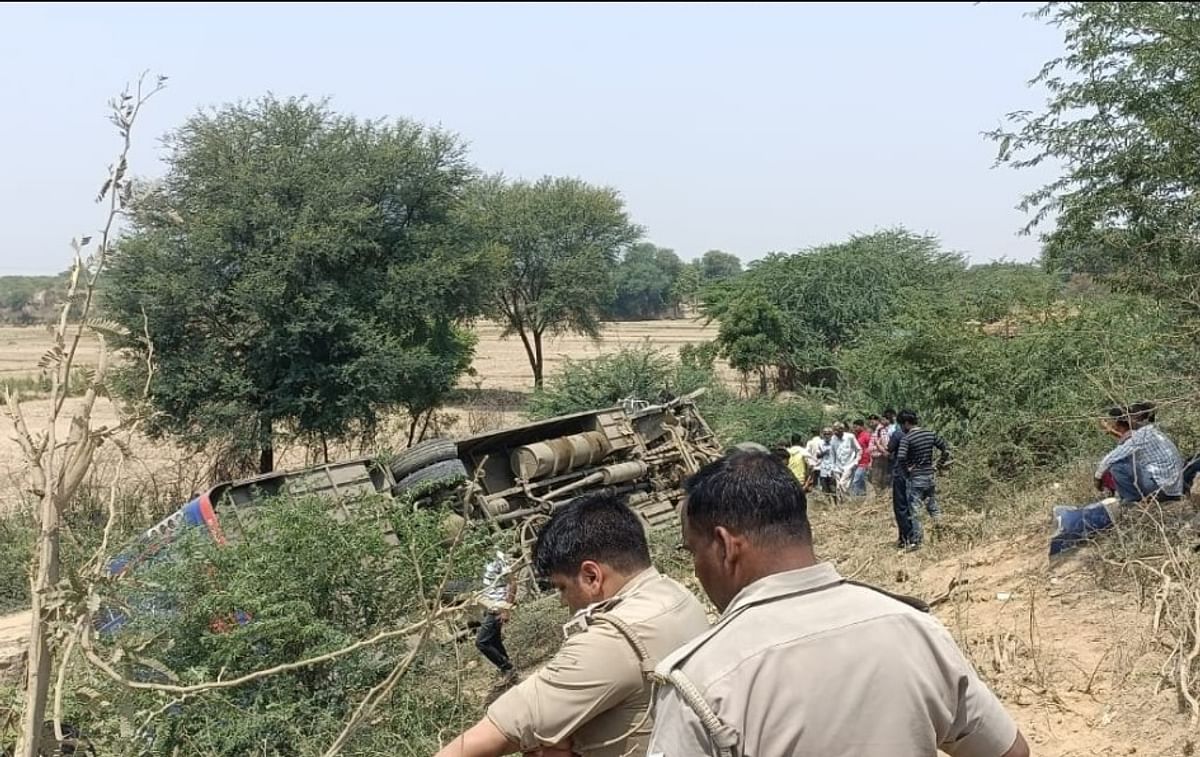 Big accident on Yamuna Expressway in Agra, bus overturned due to tire burst, many passengers seriously injured