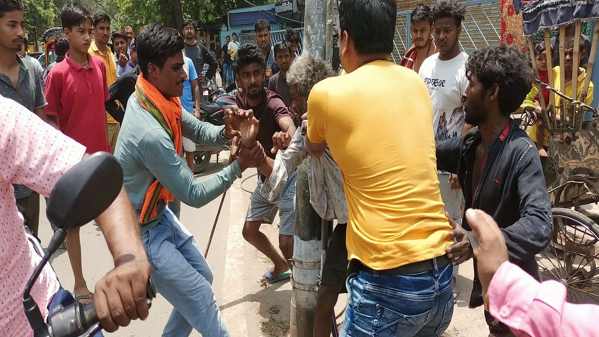 Bihar: A middle-aged man threw a brick at the child, when the mother came to save him, he was attacked with a sharp weapon, people beat him fiercely
