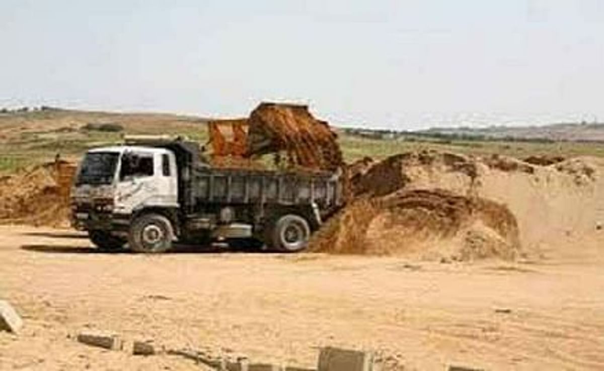 Bihar: Big action against sand mafia in Saran, four crore fine recovered after raid, 51 vehicles seized