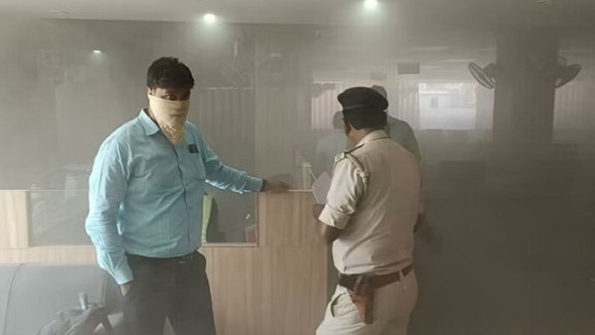 Bihar: Fierce fire broke out in Bank of Baroda, a young man got scorched, there was chaos