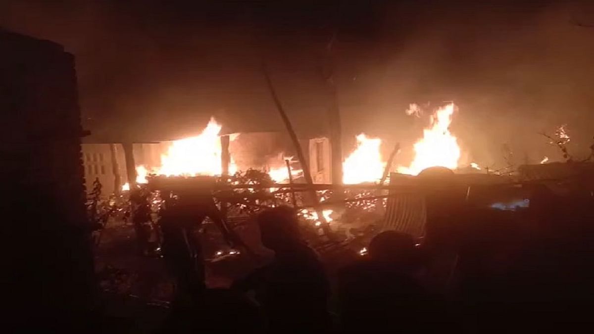 Bihar: Fire broke out during the storm in Muzaffarpur and Motihari, three dozen houses burnt, one burnt to death