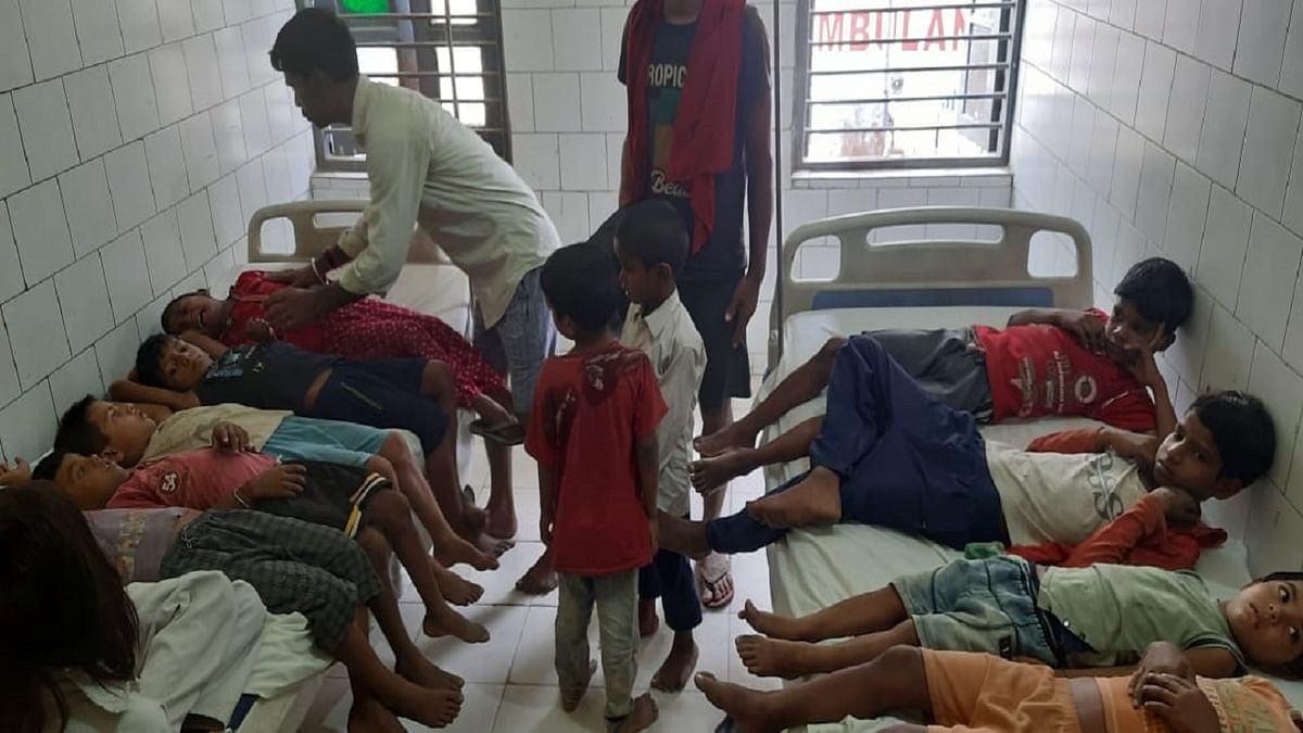 Bihar: Lizard fell in mid-day meal khichdi in Chhapra, three dozen children fell ill after eating, hospitalized