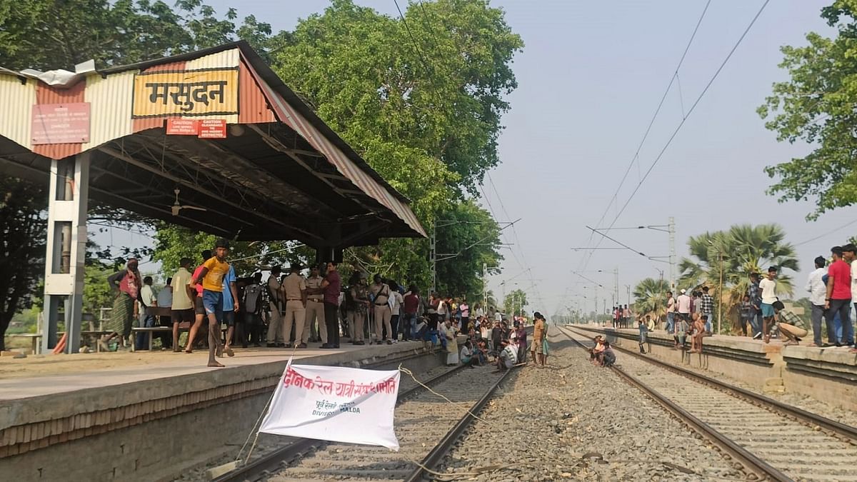 Bihar: Railway Passenger Association jammed Patna-Howrah main line at Masudan station, train operations stalled on Patna-Bhagalpur route