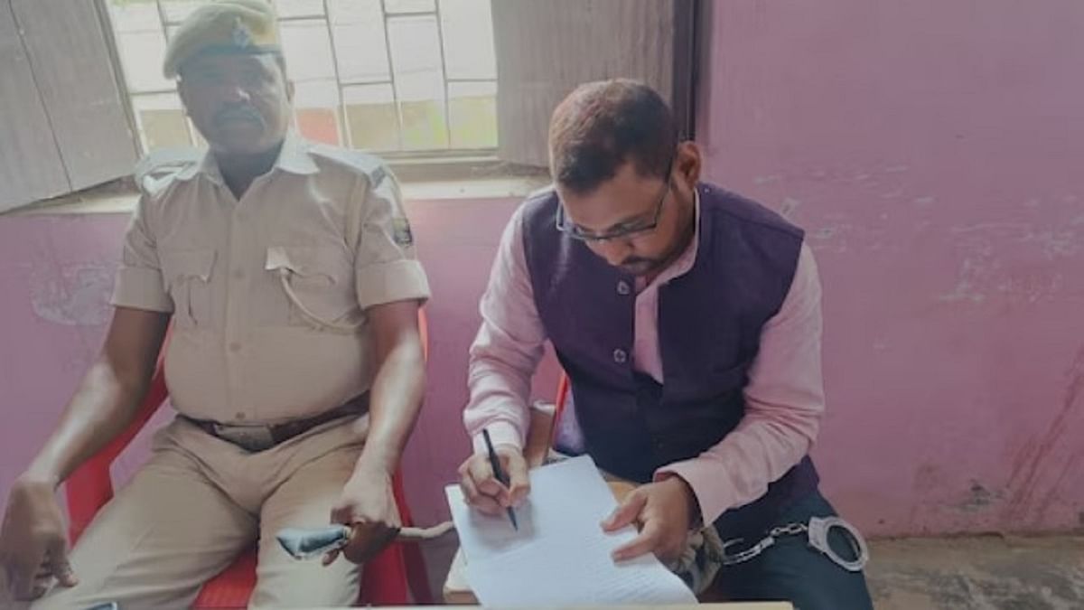 Bihar: handcuffed-police sitting next to it, such agriculture departmental dealer Krishna came to give exam, know the reason