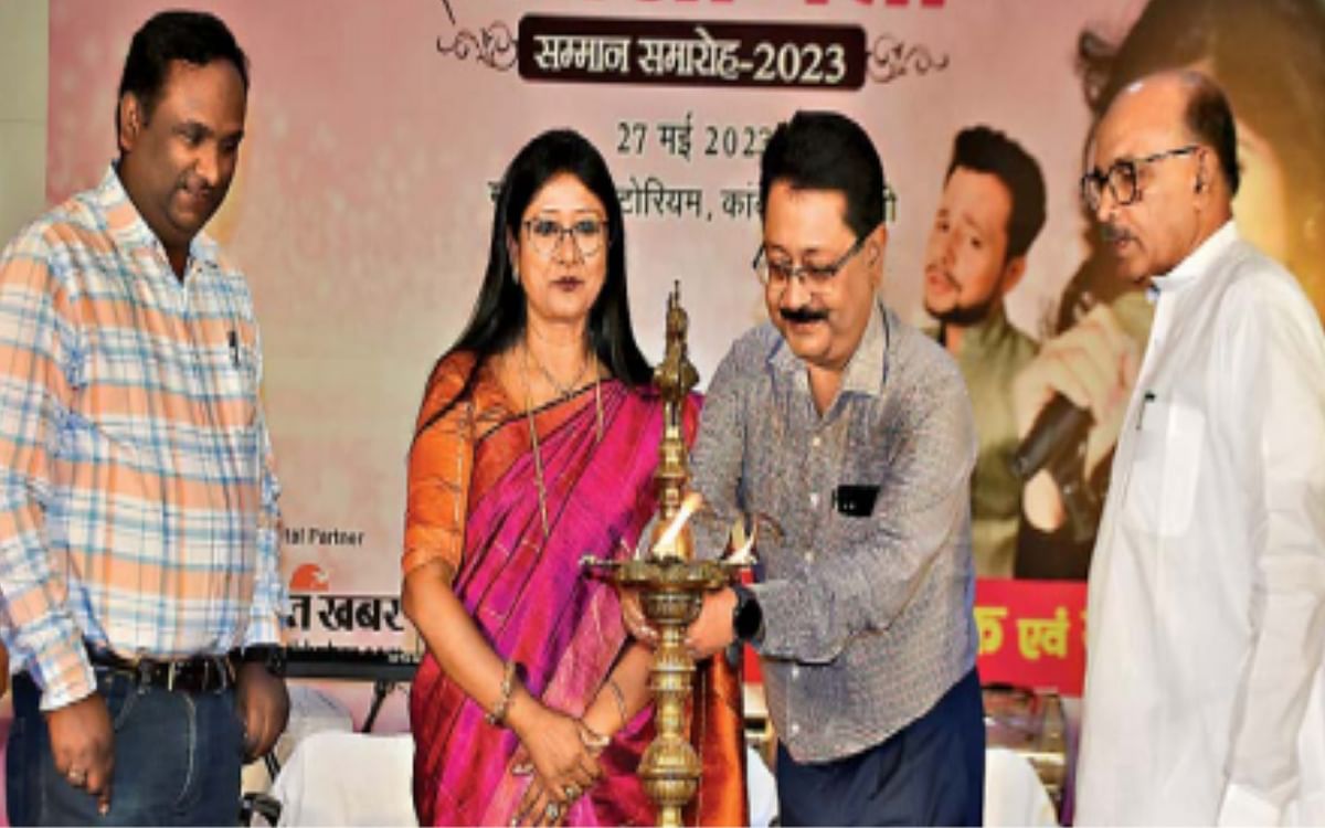 Prabhat Khabar Women were honored at the Aparajita Samman ceremony, the speaker should say that the participation of women in the society has increased