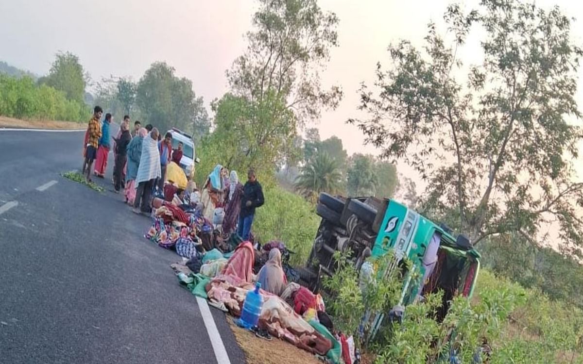 Bus full of devotees returning from Char Dham Yatra overturned in Deoghar, 7 people injured