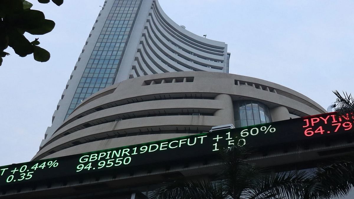 Business News in Hindi Live: Sensex breaks 390 points, Nifty opens below 18,150