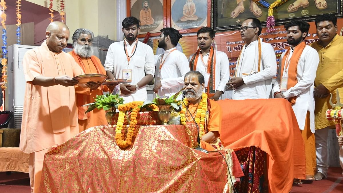 CM Yogi arrived at Shri Vishnu Mahapuran Katha organized in Gorakhpur, said - there is no place on earth for traitors to Shiva