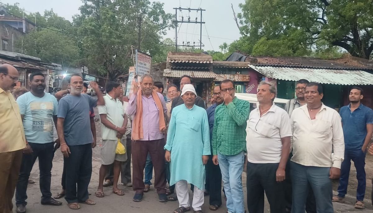 Dhanbad: Citizens of Baghmara came out on the road against the power cut, shouting slogans against the Electricity Department