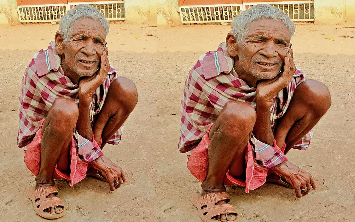 Dhanbad: 'I am alive sir... how many times should I say', old man wandering from door to door for pension