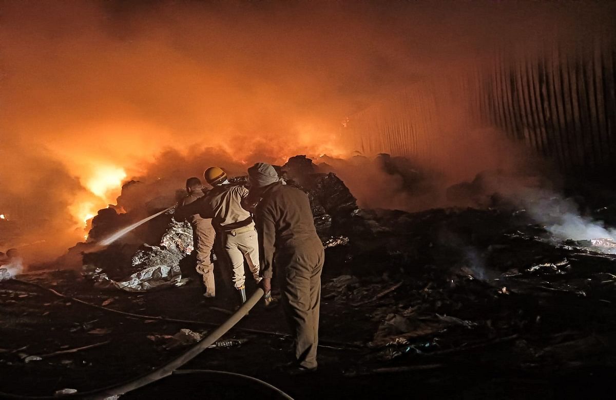 Fire broke out in Mathura's plastic factory, scrap godown burnt to ashes, fire department brought it under control after hard work