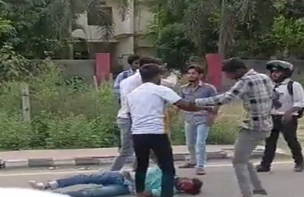 Gorakhpur: The video of the audacity of the bullies went viral, the young man was mercilessly beaten, the police became active