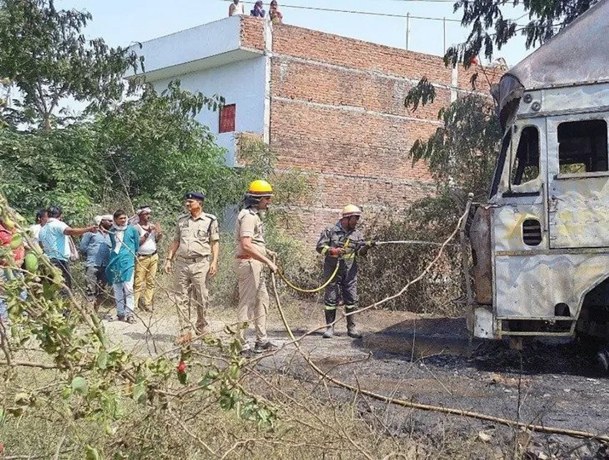 In Chandauli, fire broke out in the container due to high tension line, two bullet-riding youths burnt alive, know the whole matter