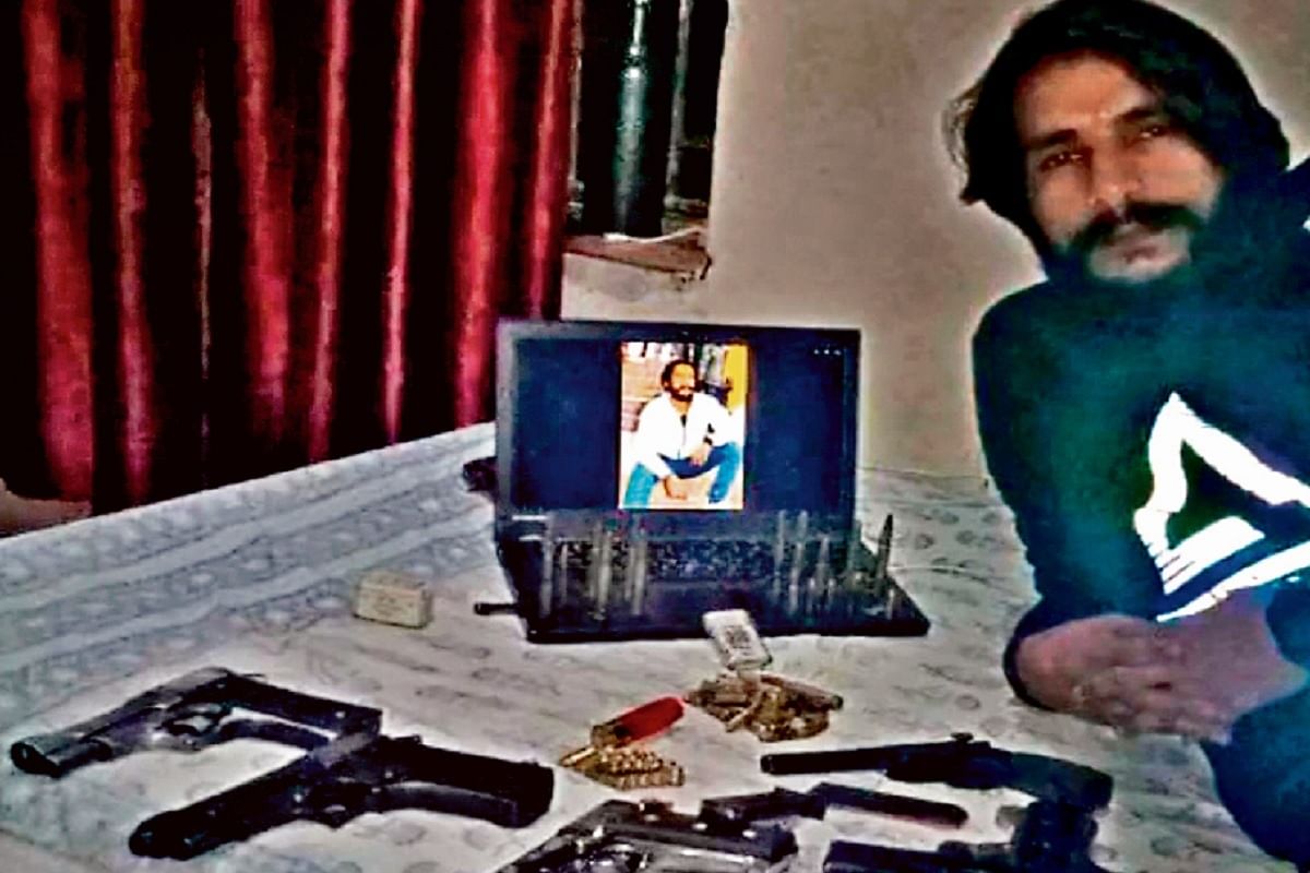 In Jamshedpur, criminals are continuously challenging the police, posting pictures with weapons on social media.