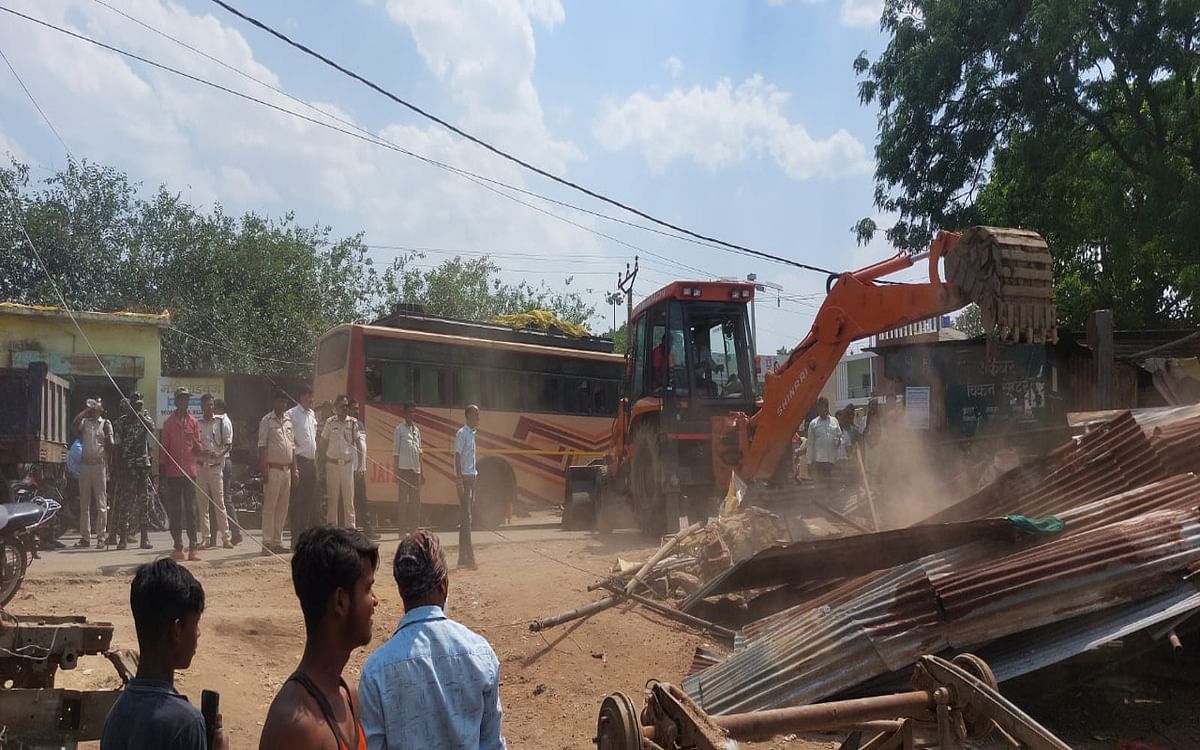 Jharkhand: Bulldozer on encroachment in Gumla city, a dozen shops demolished