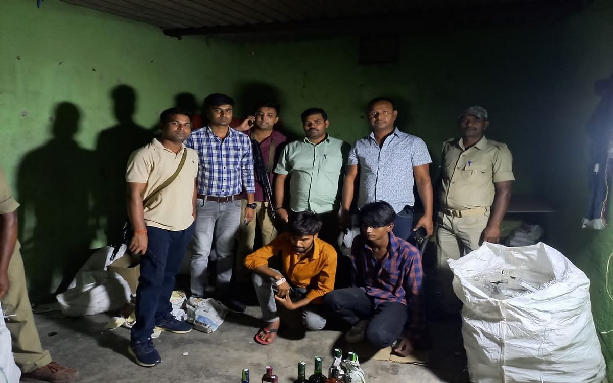 Jharkhand: Smuggling of spurious liquor from auto was done in Bihar, 2 smugglers with huge quantity of liquor in custody