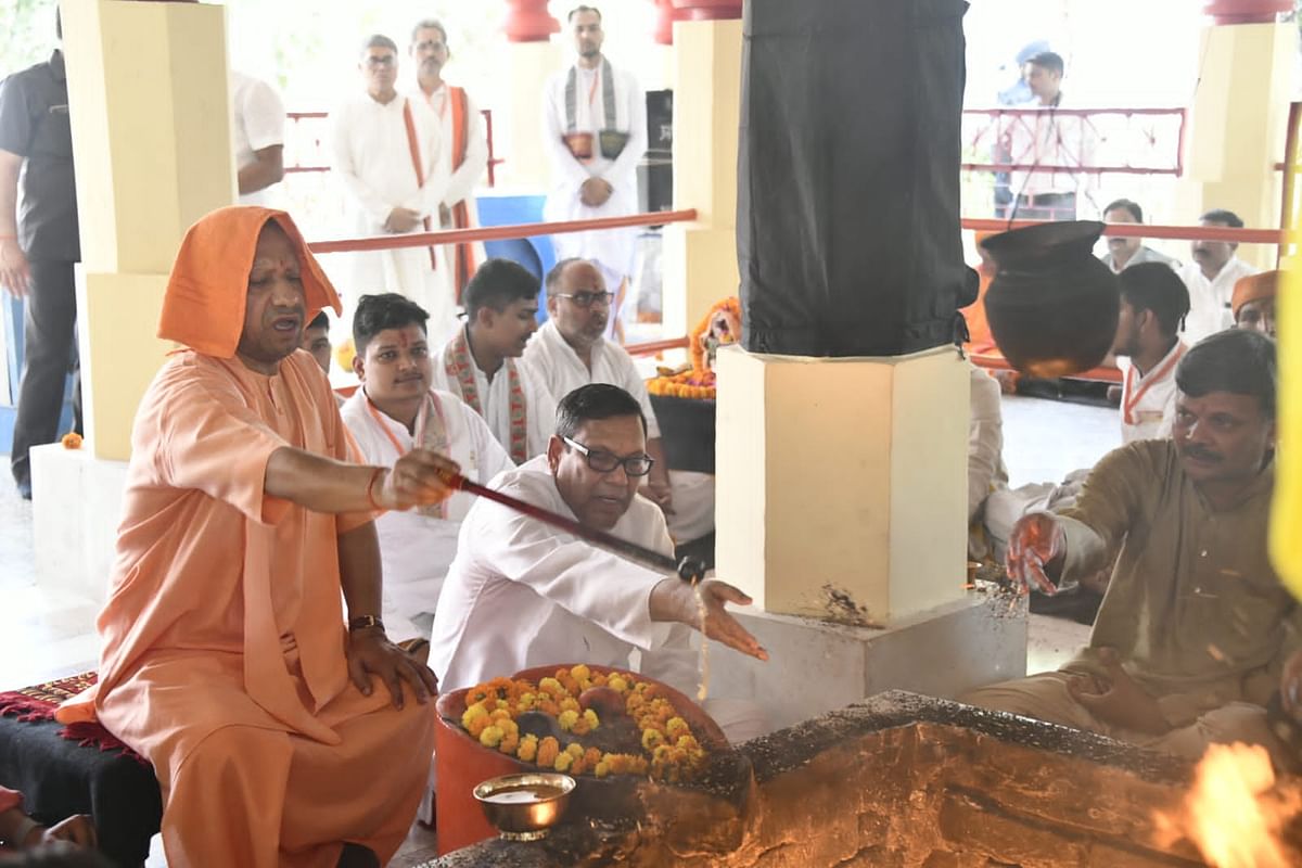 Life consecration of 9 deities in Gorakhnath temple, CM Yogi gave full sacrifice in Shri Lakshmi Narayan Mahayagya