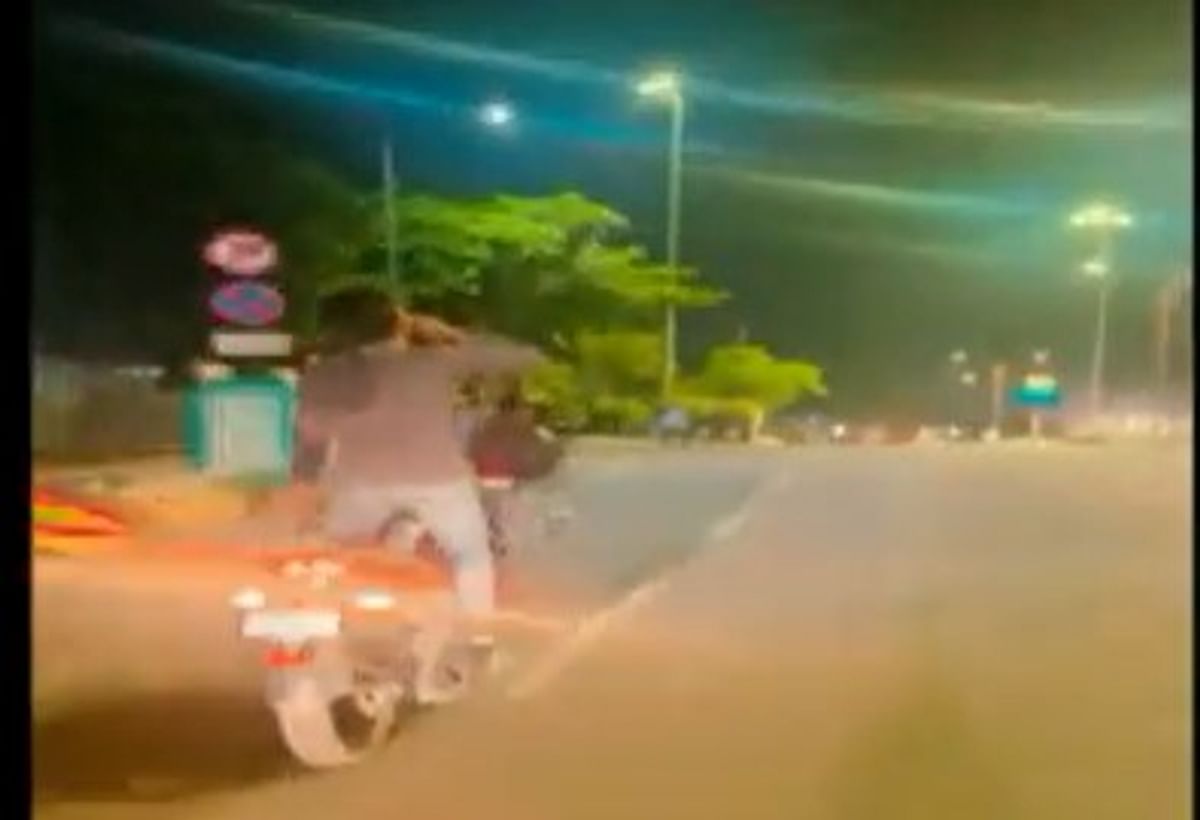 Lucknow Video: Standing on a moving bike stunted the young man, the police arrested the stuntman