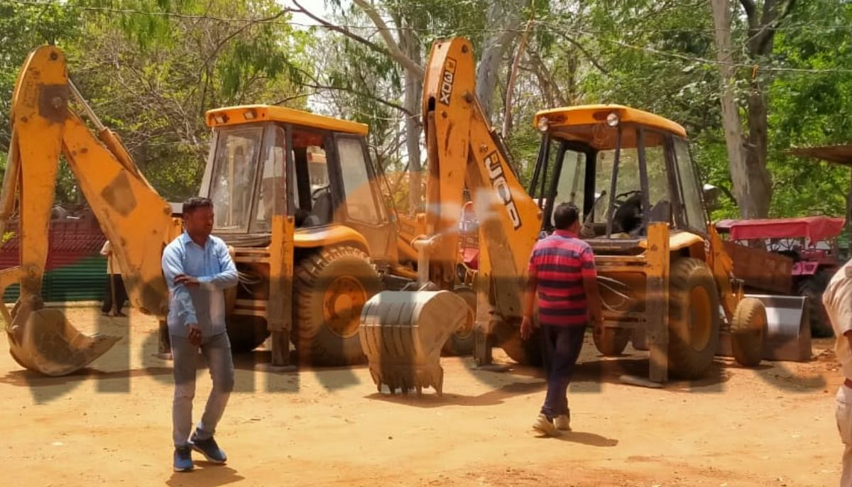 Major action against illegal mica mining in Koderma forest, 6 JCBs, 7 dumpers seized