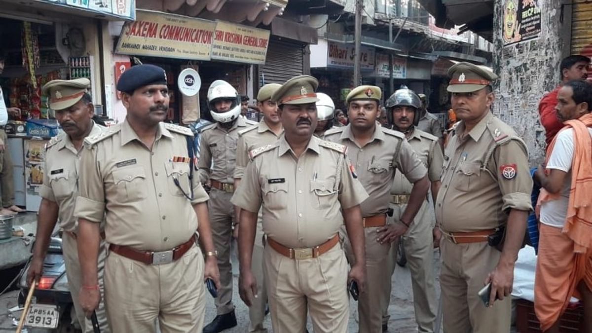 Mathura: Controversy over stopping the procession without permission, mob thrashed three policemen including outpost incharge