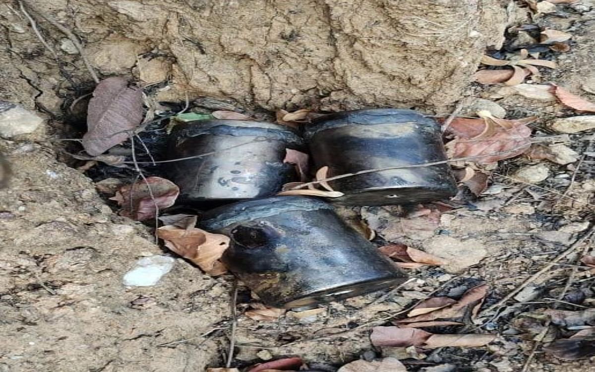 Police foiled the plans of Maoists in West Singhbhum, recovered three cane bombs