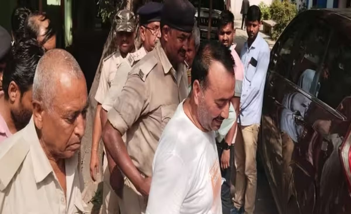 Raees Khan surrendered in Siwan court, Police was looking for constable Valmiki Yadav murder case