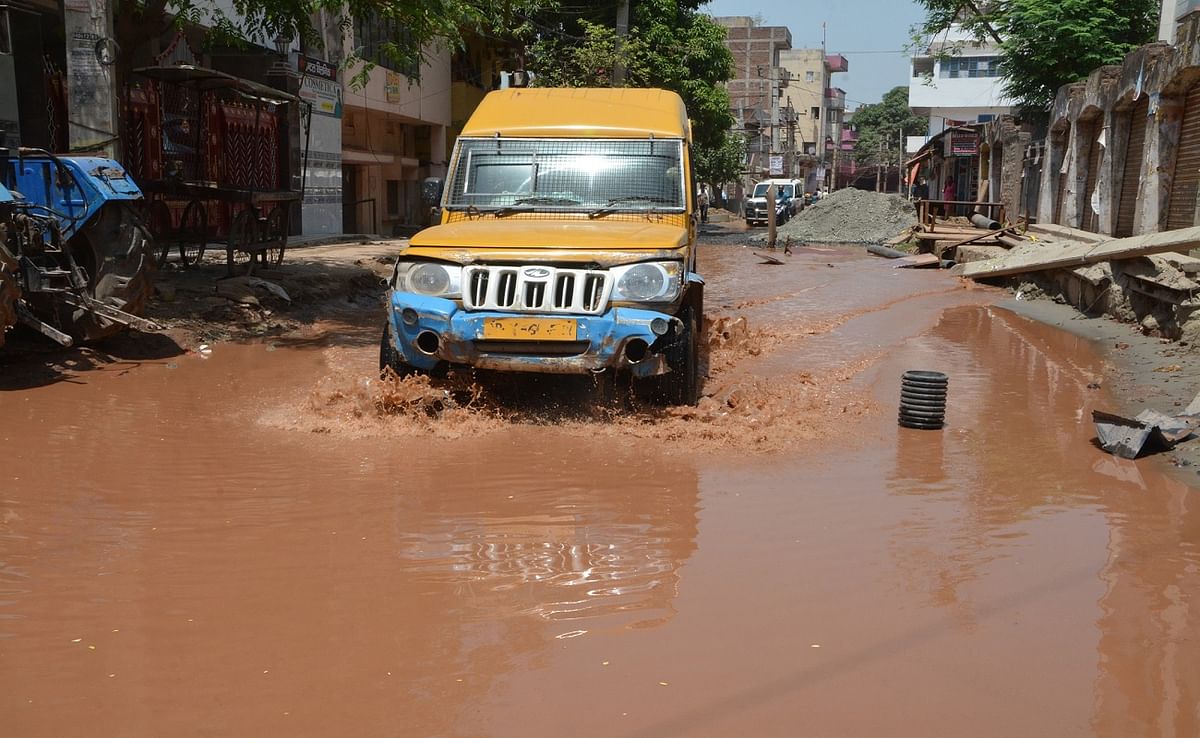 Road became pond in Patna's RMS Colony, people are facing trouble due to bursting of water pipe