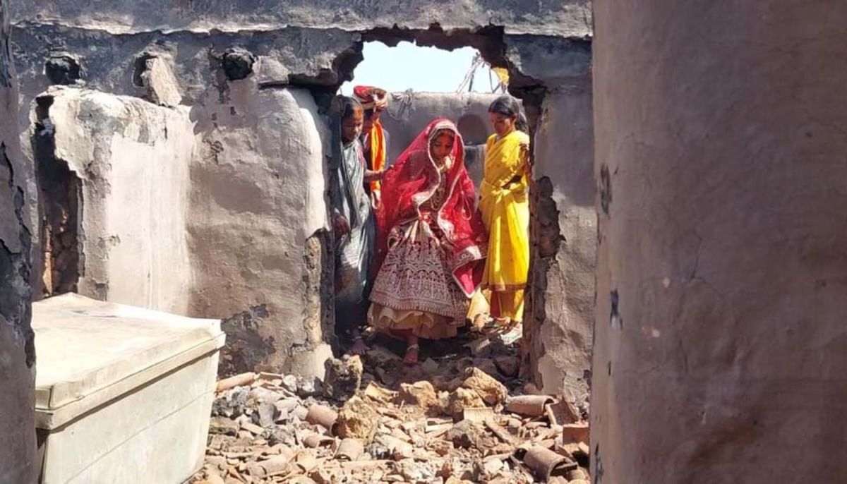 The bride and groom were taking rounds of fire in Latehar, the house was burnt to ashes in Tandwa