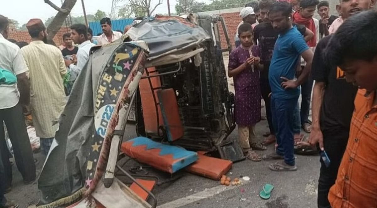 Truck rammed auto in Sitamarhi, seven killed, angry people torched truck, chased police