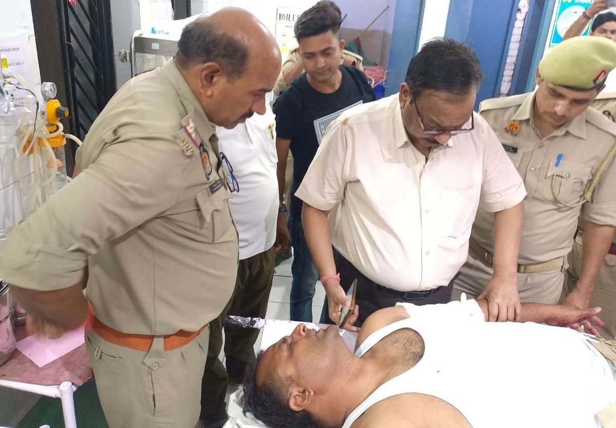 UP: History-sheeter shot the constable who went to raid in Hamirpur, bullet stuck in the bone of the hand, know the matter