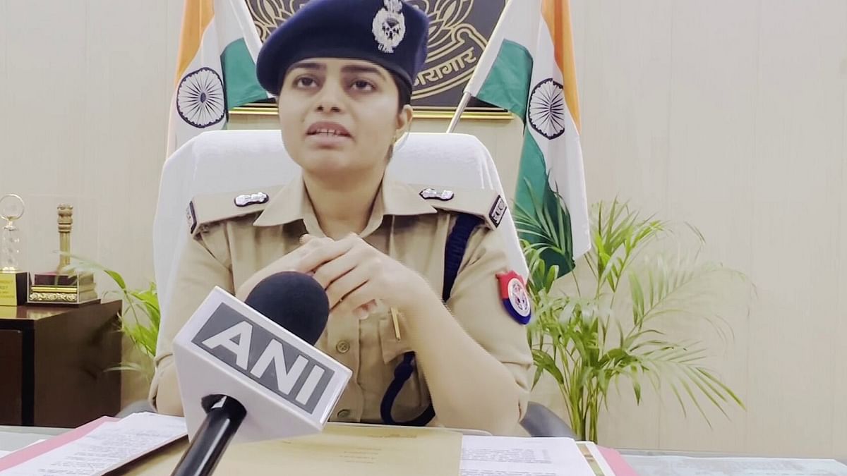 Video of Mainpuri Jail Superintendent Komal Mangalani went viral, she was doing wrong with the staff, there was a stir in the department