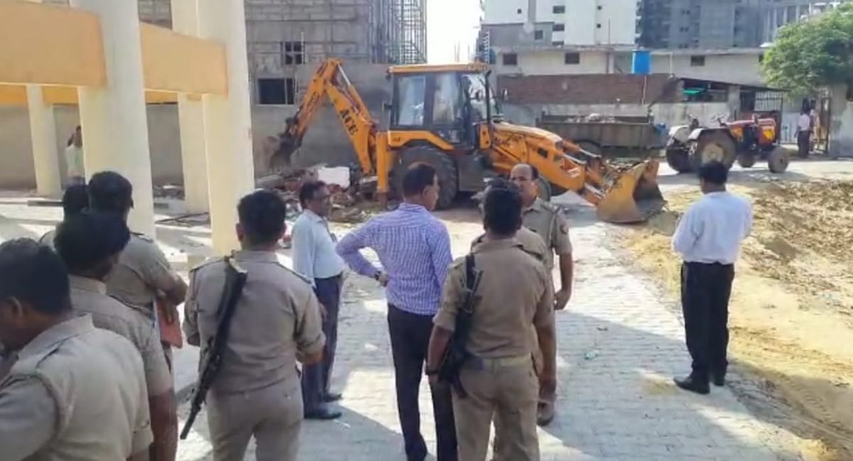Yogi's bulldozer runs on the mazar illegally built on government land in Aligarh, the district administration gets it demolished