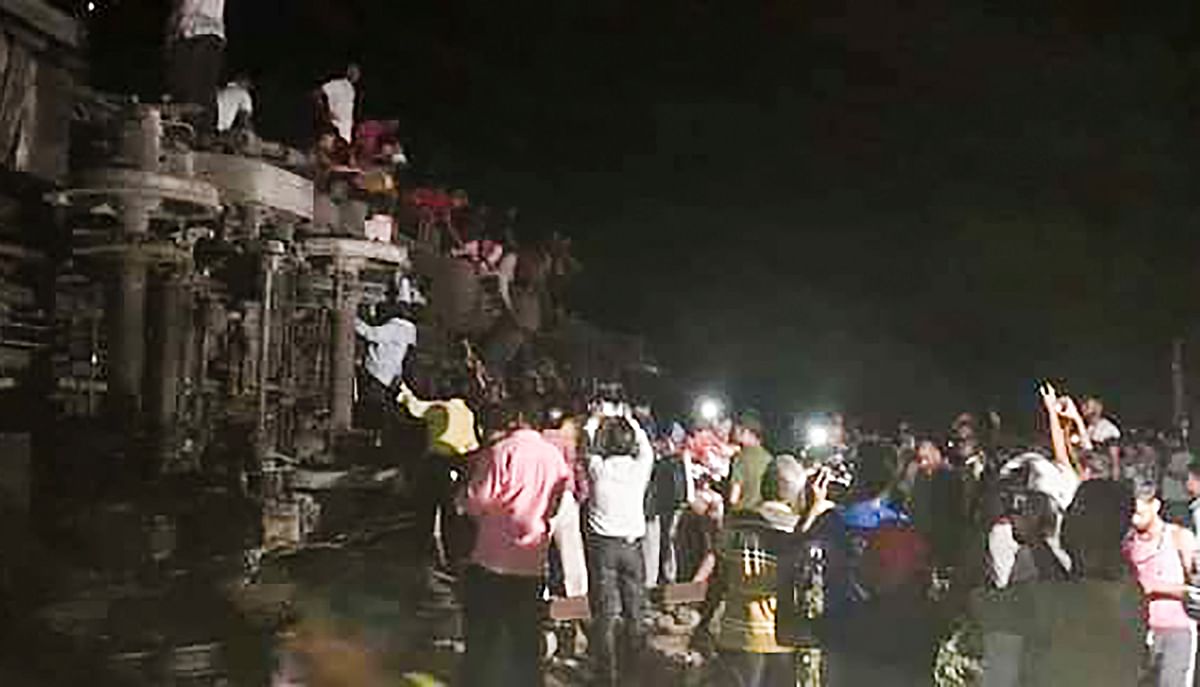 Coromandel Express accident: First bogie overturned or collision with goods train?  Odisha-Bengal issued helpline number