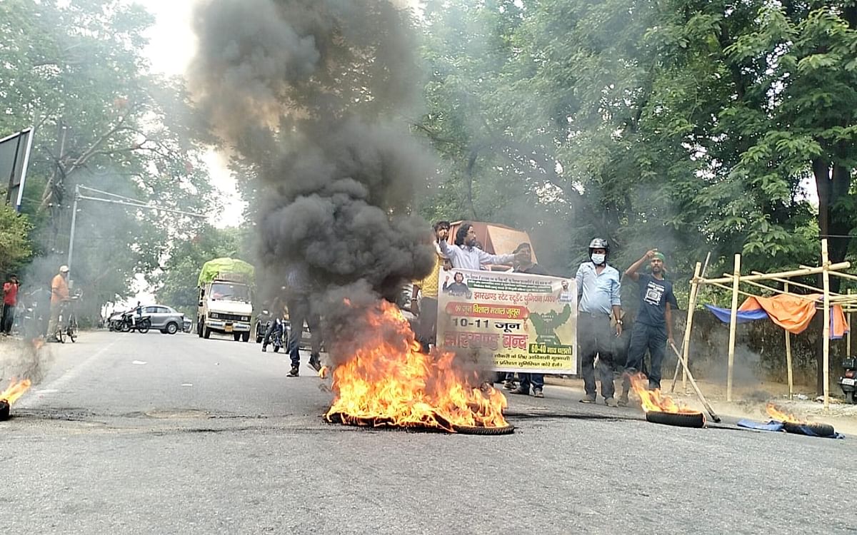 Jharkhand bandh in protest against 60:40 planning policy, students burn tires on the streets