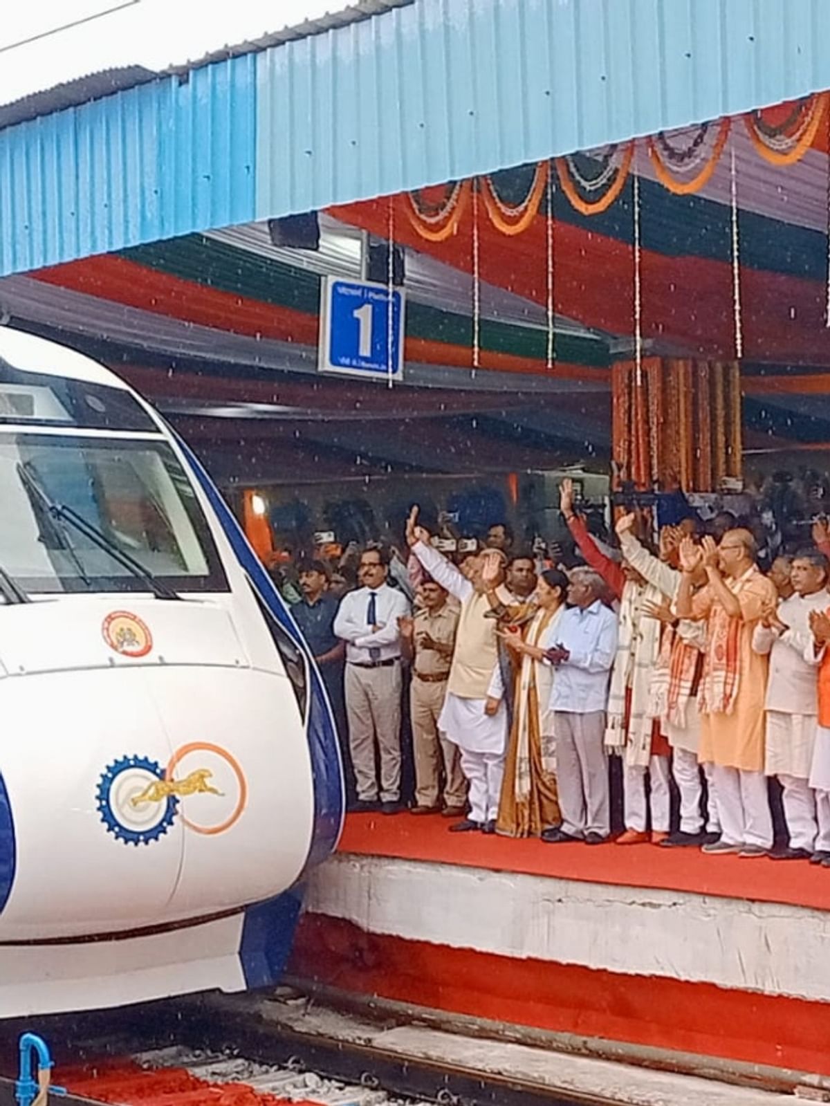 Gift of Vande Bharat Express to Jharkhand, grand welcome with drums and drums between Ranchi and Patna