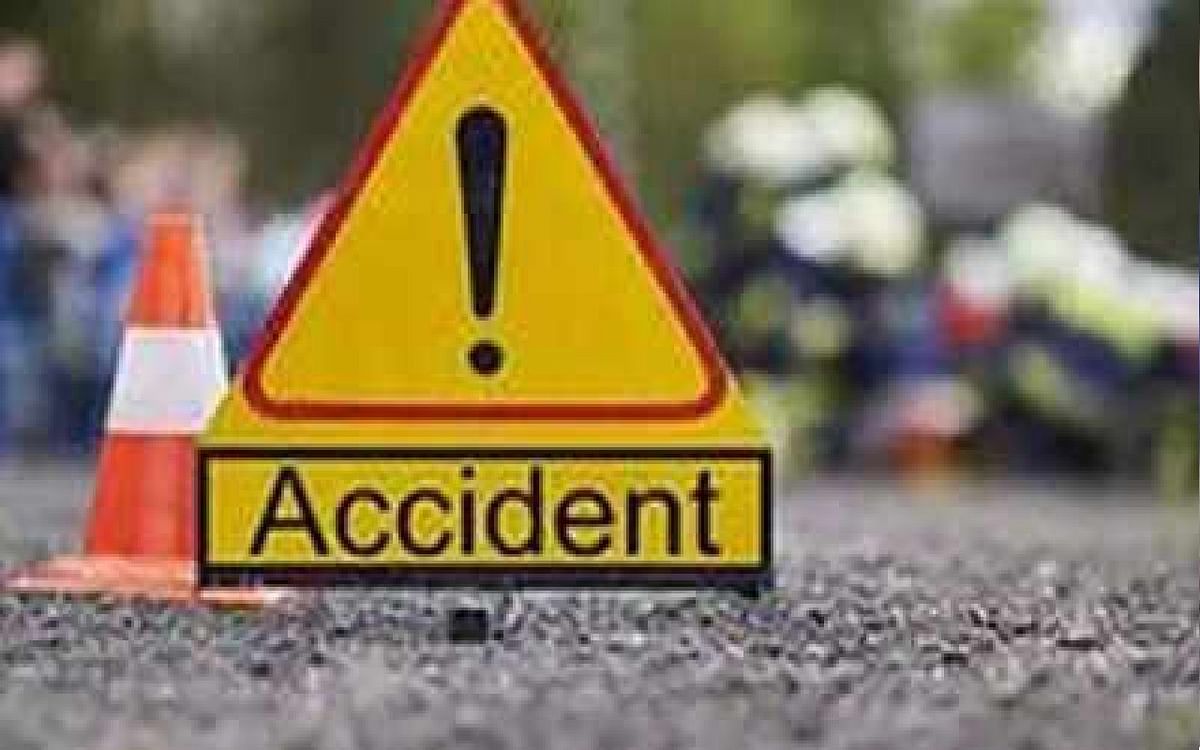 3 killed in bus and car collision in Laketown