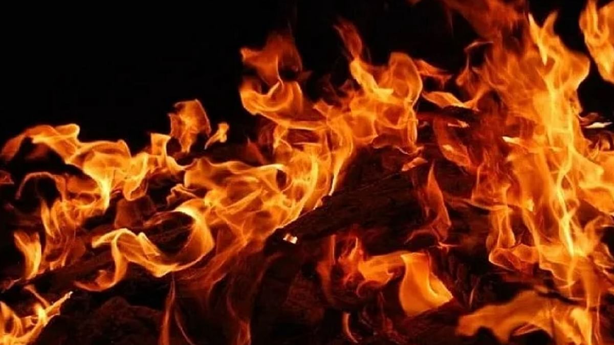 A fire broke out in the house while sleeping in Kushinagar, a woman and 5 children burnt alive, mourning spread in the whole area