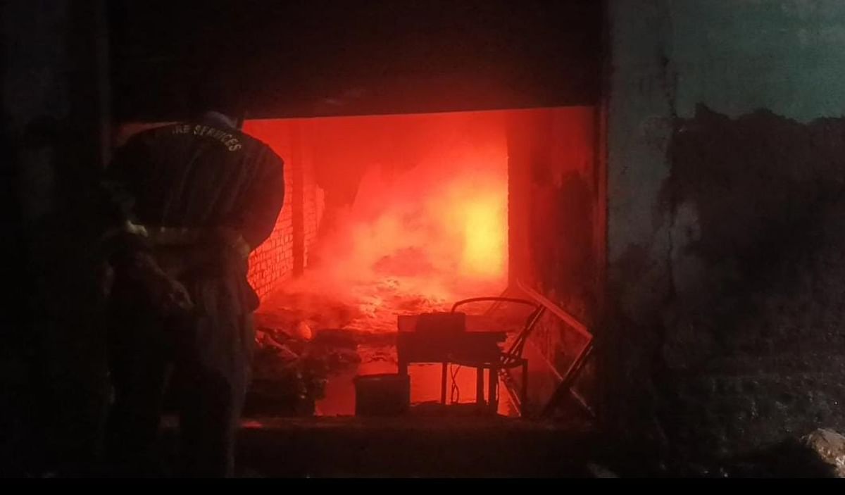 Agra: Fierce fire broke out in a warehouse of foil and scrap due to short circuit, goods worth lakhs burnt to ashes
