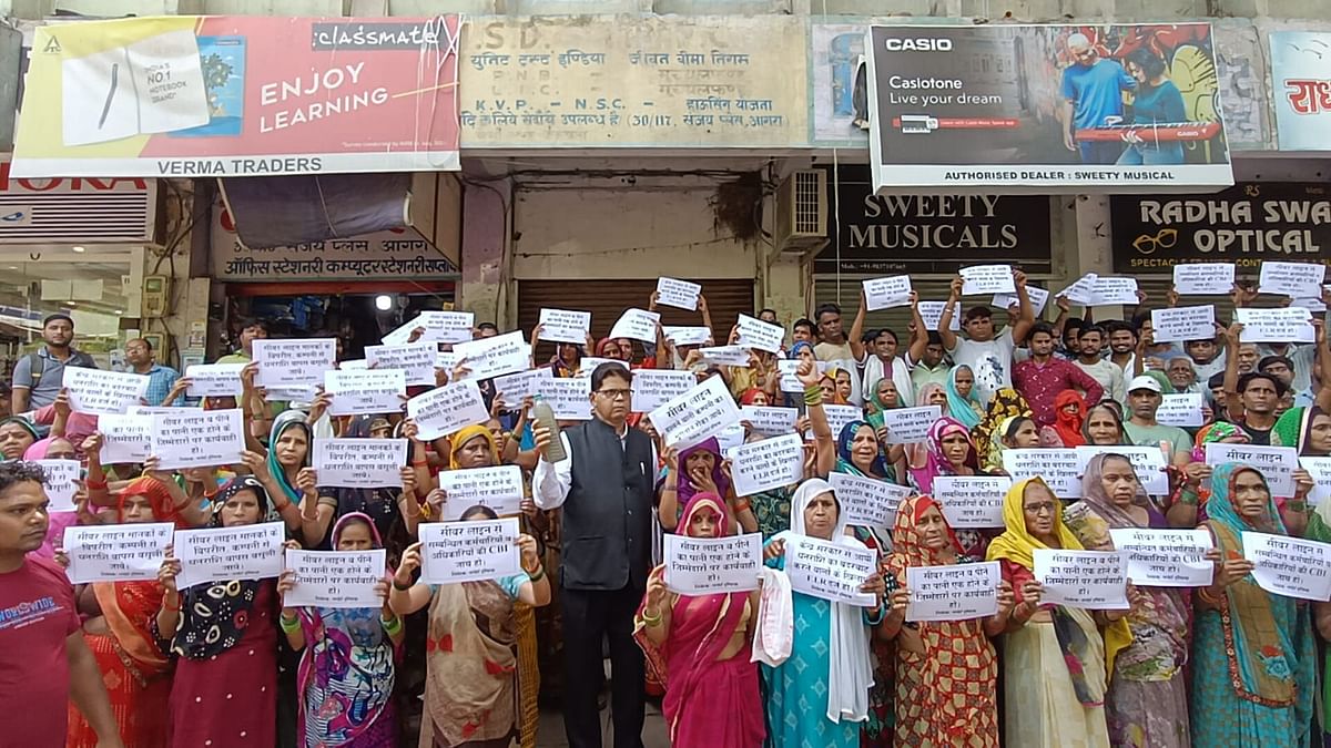 Agra: Sewer filth found in drinking water, women reach Jal Nigam office, complain to CDO