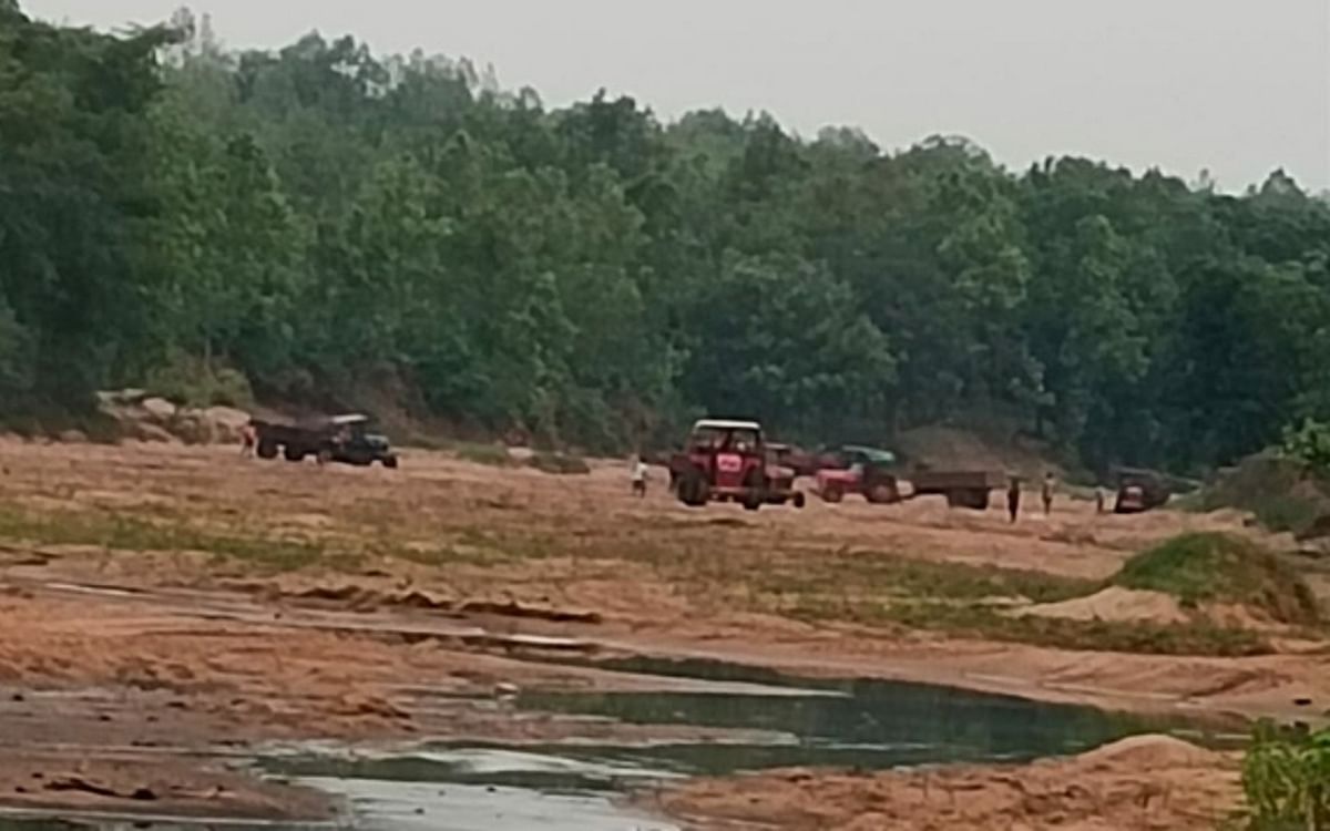 Ban on lifting of sand from Jharkhand's rivers, but 100 tractor sand coming out of Gumla's Jorag river every day