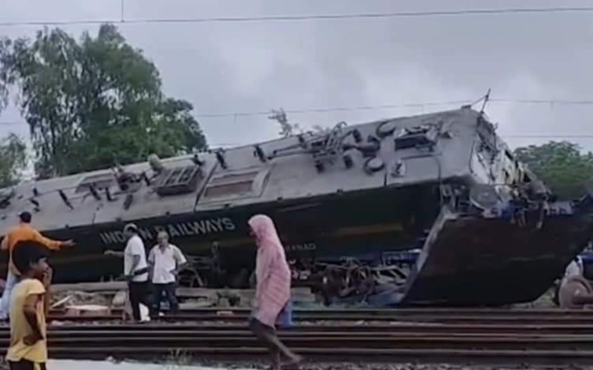 Big train accident in West Bengal, 12 coaches derailed due to goods train collision, know updates