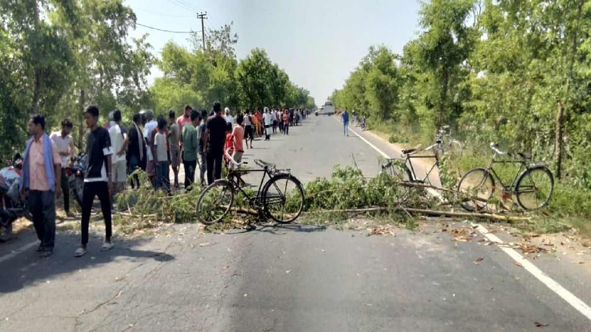 Bihar: A speeding car crushed a cyclist in Siwan, angry people blocked the road