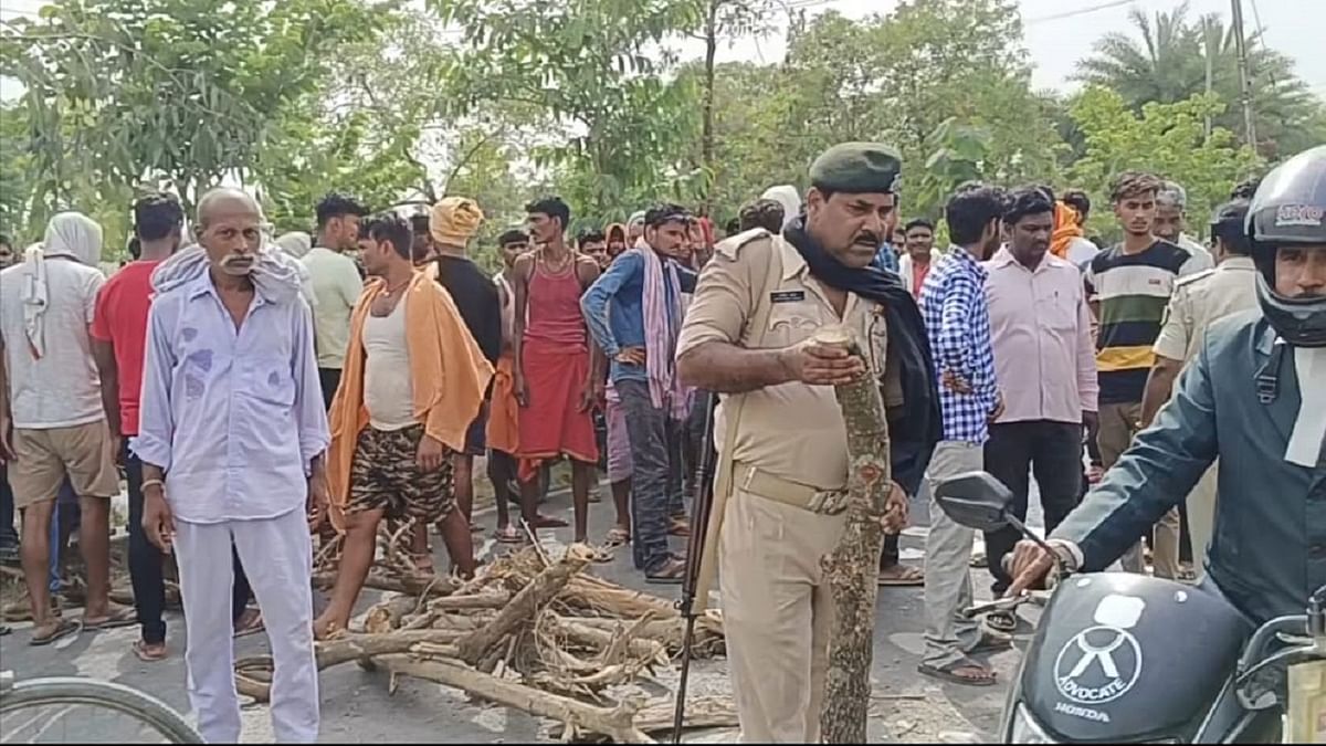 Bihar: An uncontrolled vehicle crushed two brothers riding a bike in Samastipur, angry people protested by blocking the road