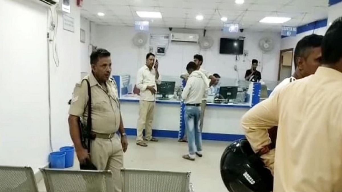 Bihar: Bike riding criminals looted Rs 27 lakh from Bank of Baroda in Sheohar, shot the guard